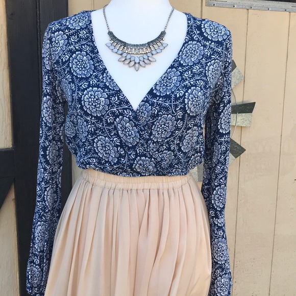 Forever 21 Tops - Navy blue floral crop top women small forever 21
